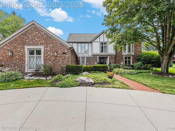4705 Rivers Edge Dr, Troy, MI 48098
