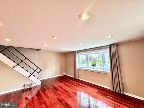 4th image of 9219 Outlook Ave