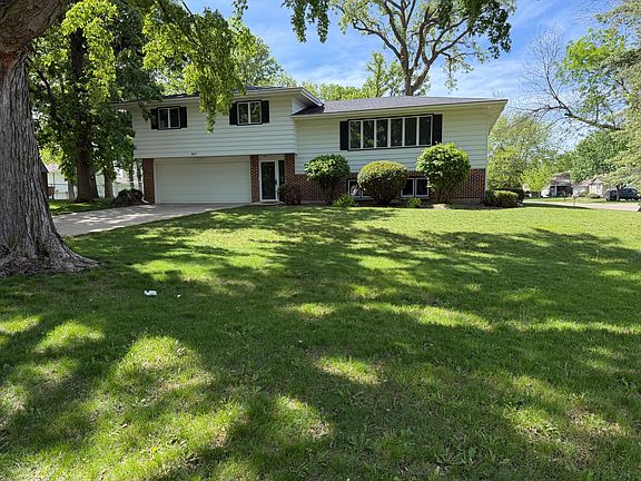 2nd image of 1609 Gateway Dr