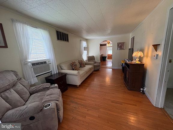 5th image of 215 Highland Ave