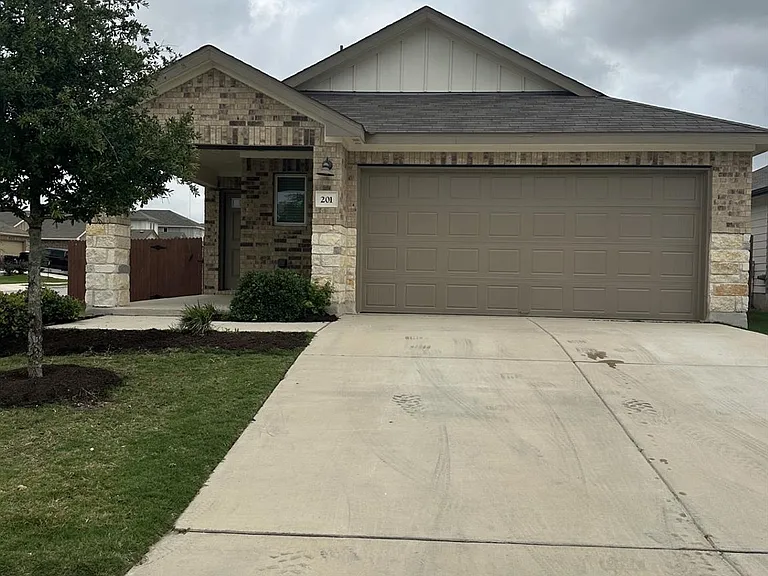 201 Longmount Cv — Photo 1