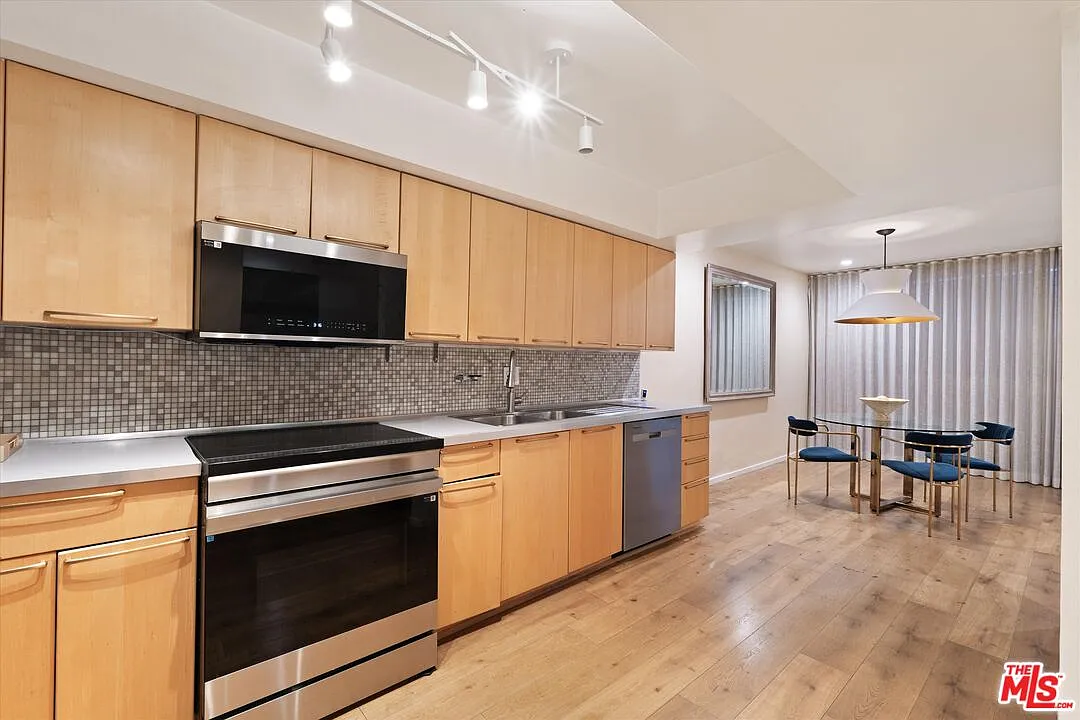 1 bed, 2.0 bath, 929 sqft, $3,495 — Photo 2