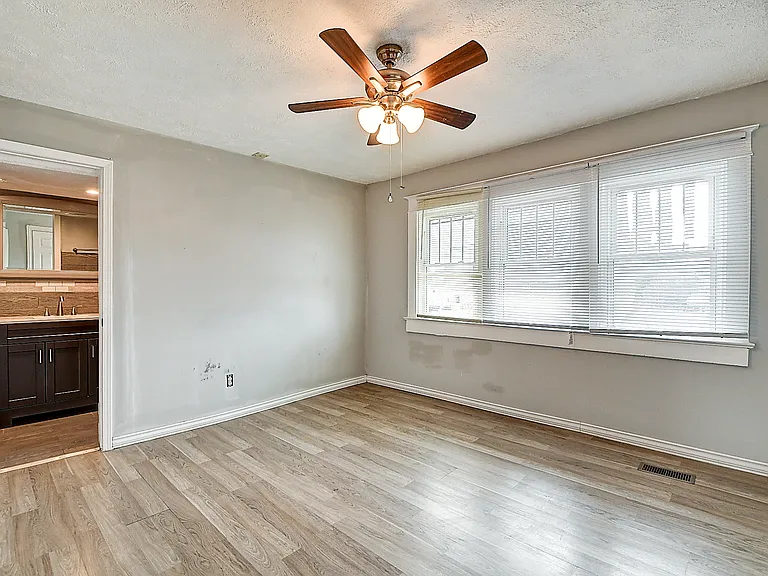 2915 N Talbott St — Photo 16