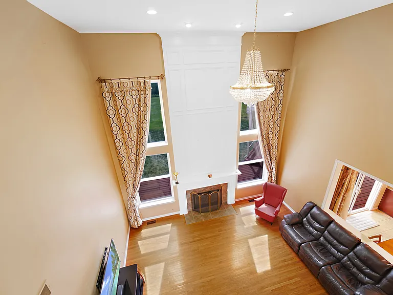 1044 Oakhill Dr — Photo 17
