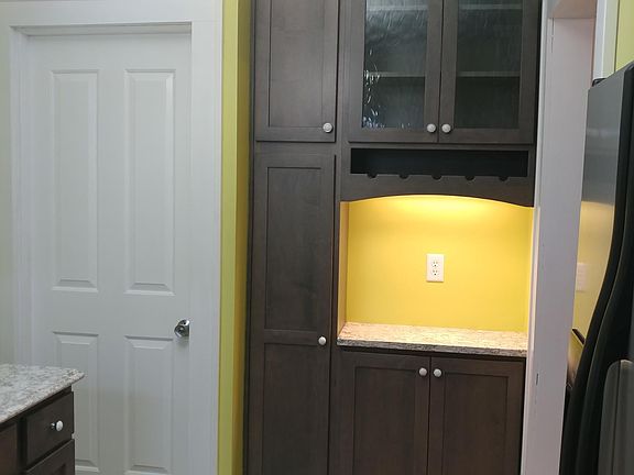 4th image of 127 Essex Ln