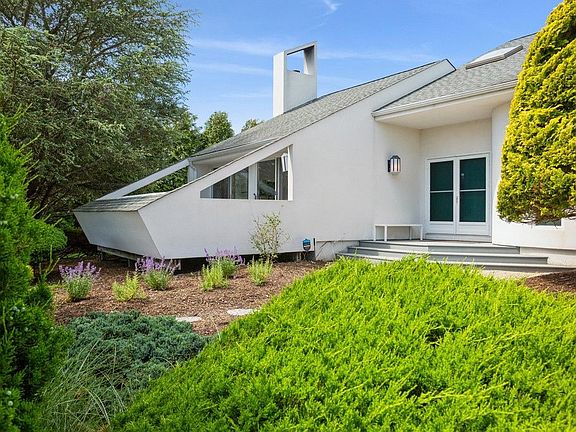3rd image of 5 Watersedge Ct