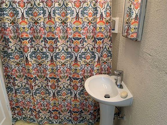 3rd image of 411 Sumner Dr