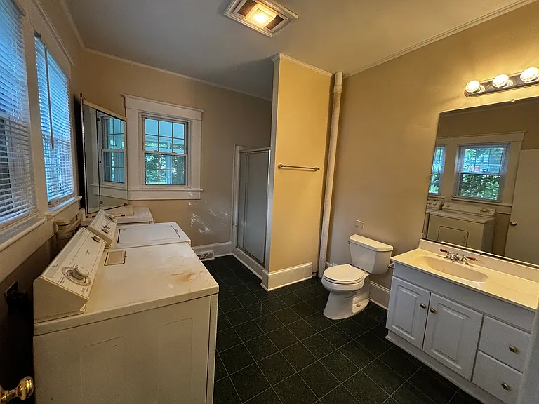 304 W Henderson St — Photo 7
