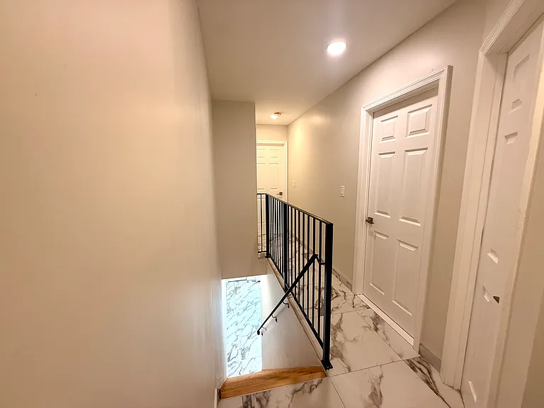 205 W Wishart St — Photo 2