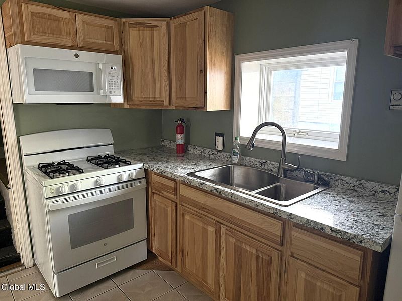 3rd image of 959 Washington Avenue