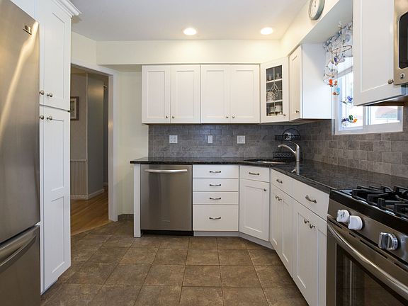 5th image of 379 Jervis Ave
