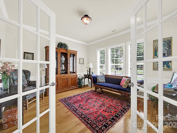 3rd image of 49062 Gladiolus St