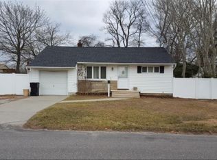 21 Roderick Rd, West Islip, NY 11795