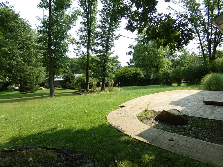 9237 White Oaks Cir — Photo 24