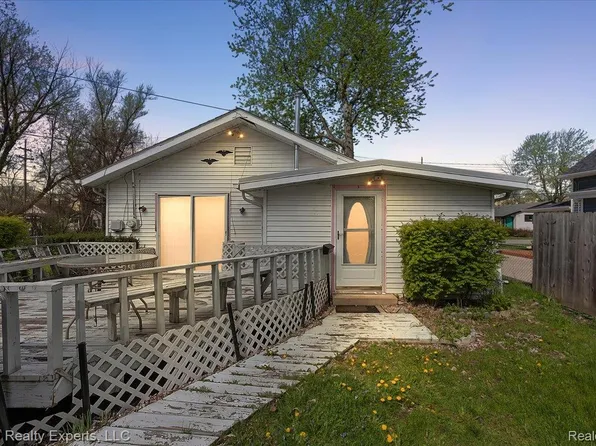 1801 Beechcroft St, Keego Harbor, MI 48320