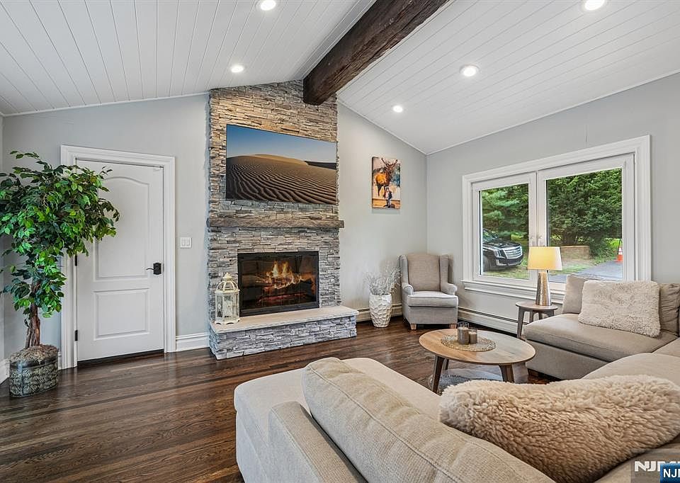 1st image of 689 Colonial Road