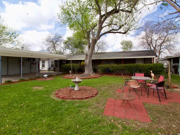 1013 E Hutchinson, Beeville, TX 78102