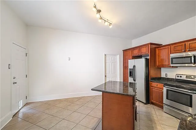 1136 Touro St — Photo 15