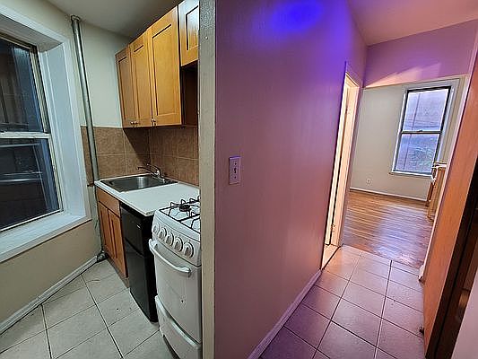 4th image of 305 E 105th St #13