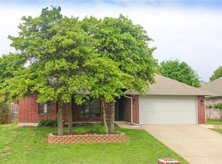 2043 Ridgeview Rd, Midwest City, OK 73130