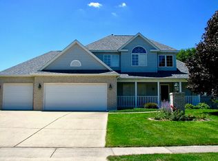 708 Lakeshore Dr, Tuscola, IL 61953