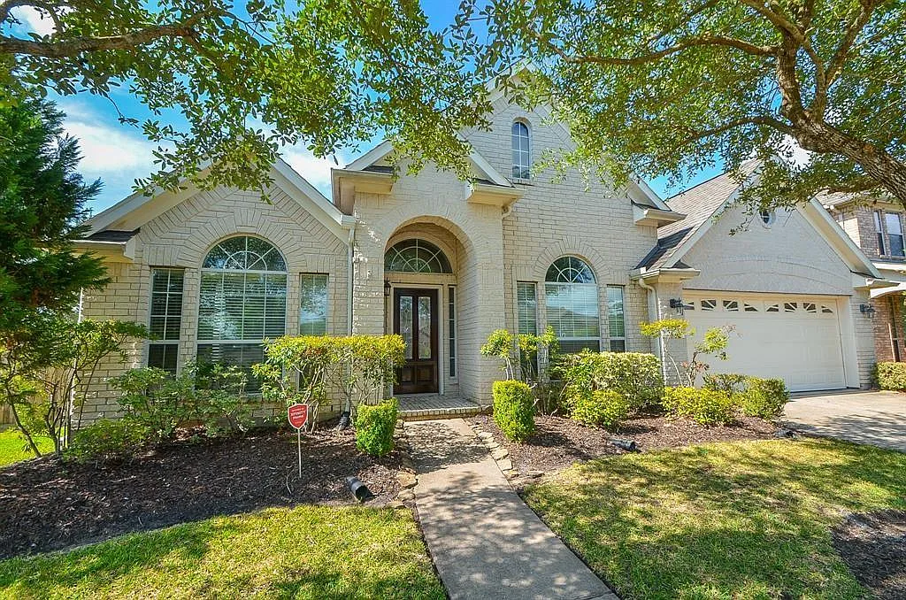 4 bed, 2.5 bath, 2853 sqft, $3,200 — Photo 1