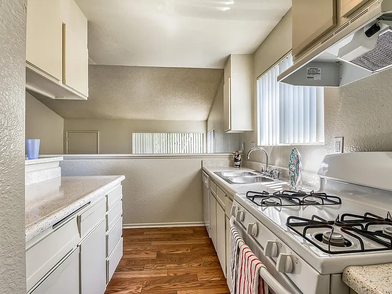 Harbor Pointe Apartments — Photo 13