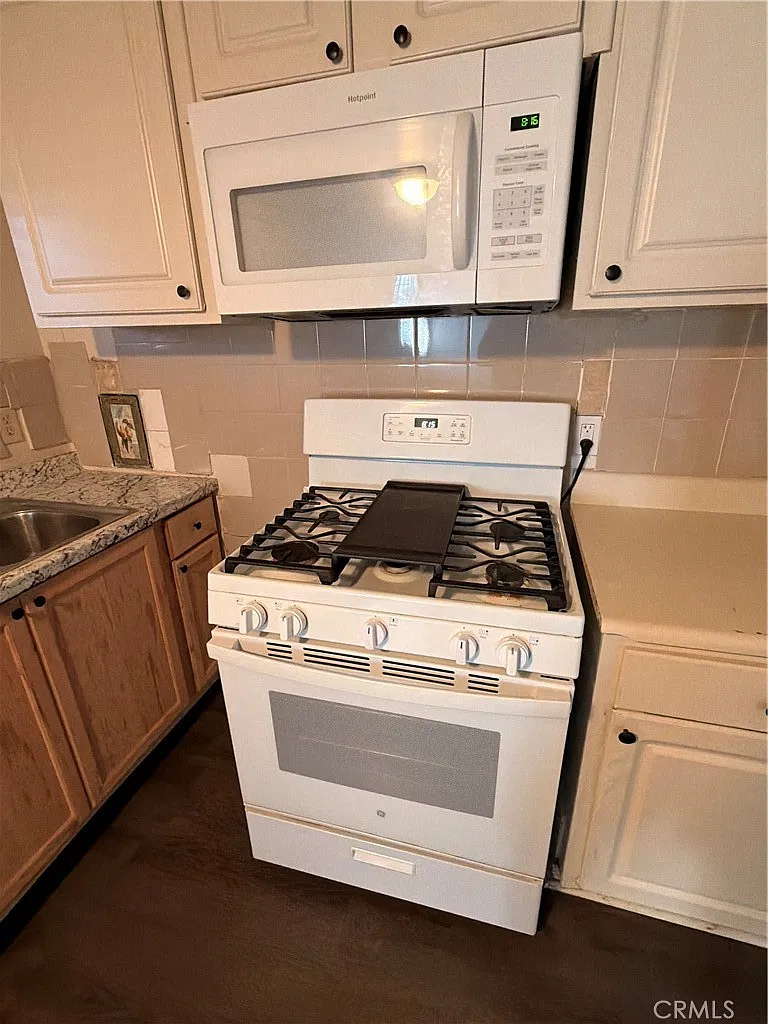 3 bed, 1.5 bath, 1572 sqft, $2,300 — Photo 2