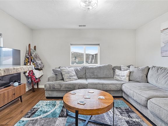 3rd image of 215 1/2 Dombroski Ave