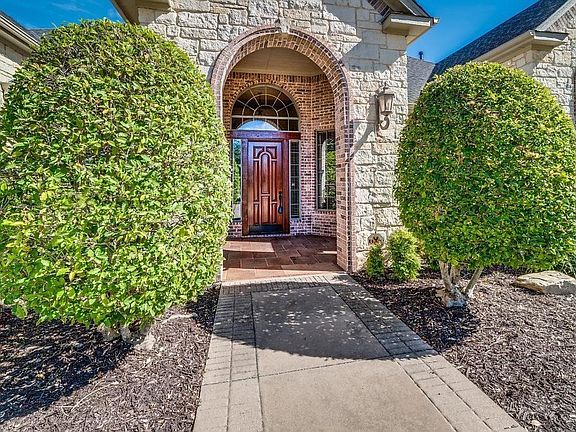 3rd image of 2410 Savanna Cir