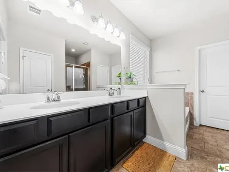 807 Old World Dr — Photo 15