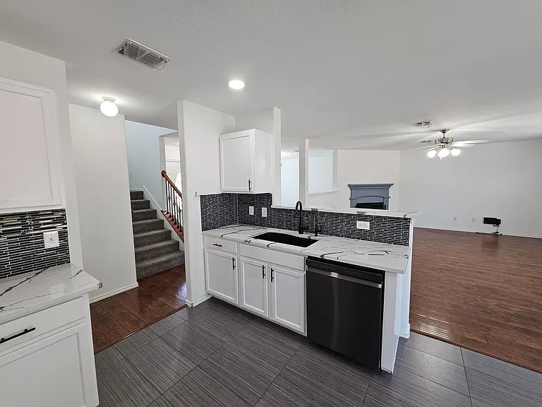 902 Fleming St — Photo 11