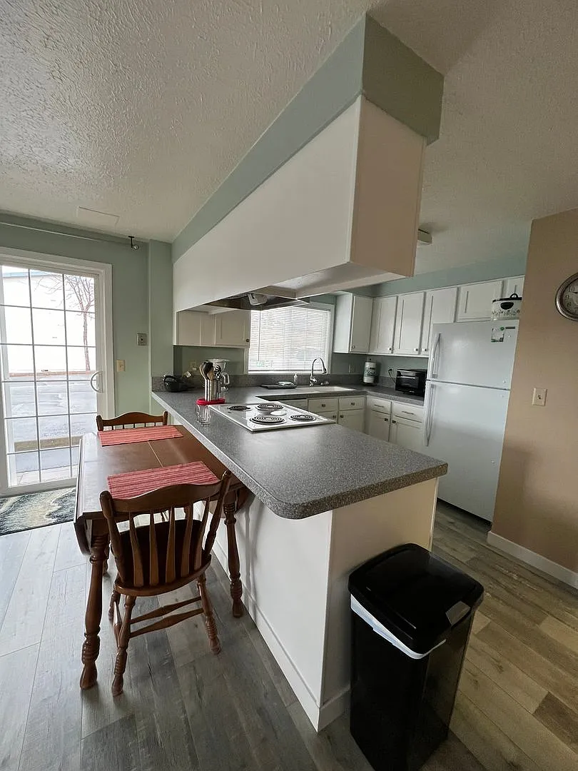 2 Bedroom, 1.5 Bathrooms - Fully Furnished Apartment — Photo 3
