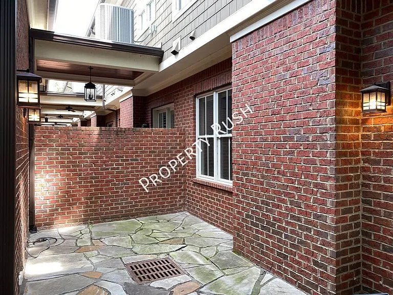 105 E 3rd St — Photo 31
