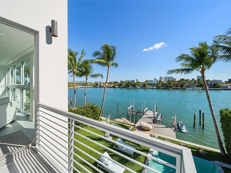 227 E Dilido Dr — Photo 42