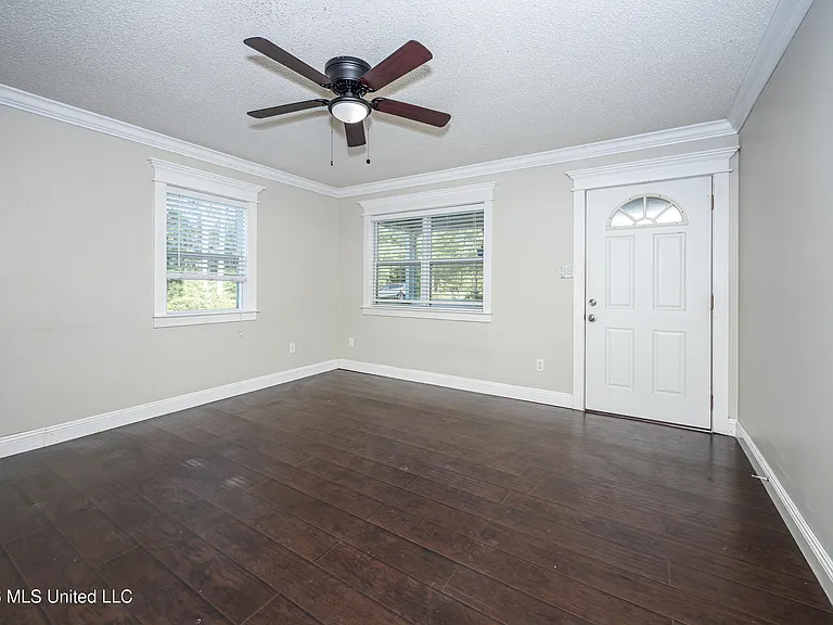 20608 Scarborough Rd — Photo 6