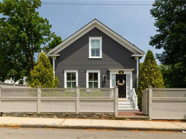 49 3rd St, Newport, RI 02840