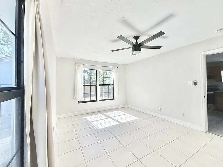 2425 Auburn St S — Photo 35