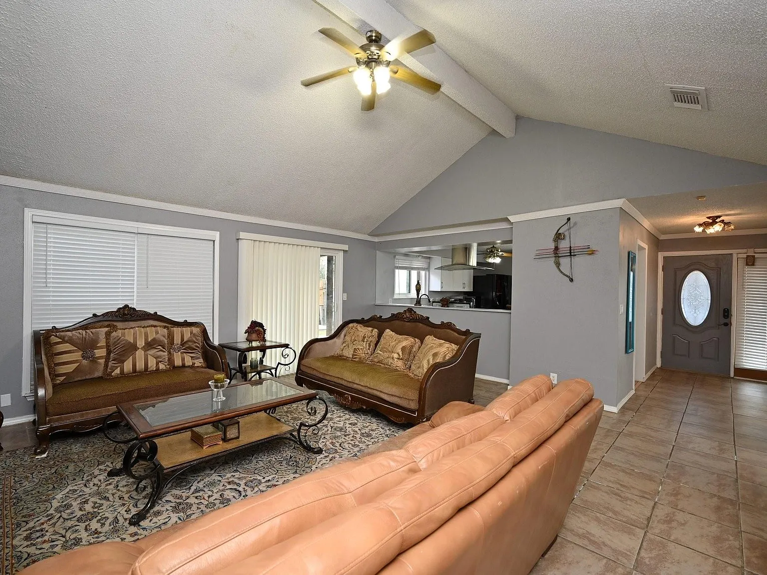 3 bed, 2.0 bath, 2161 sqft, $1,850 — Photo 3