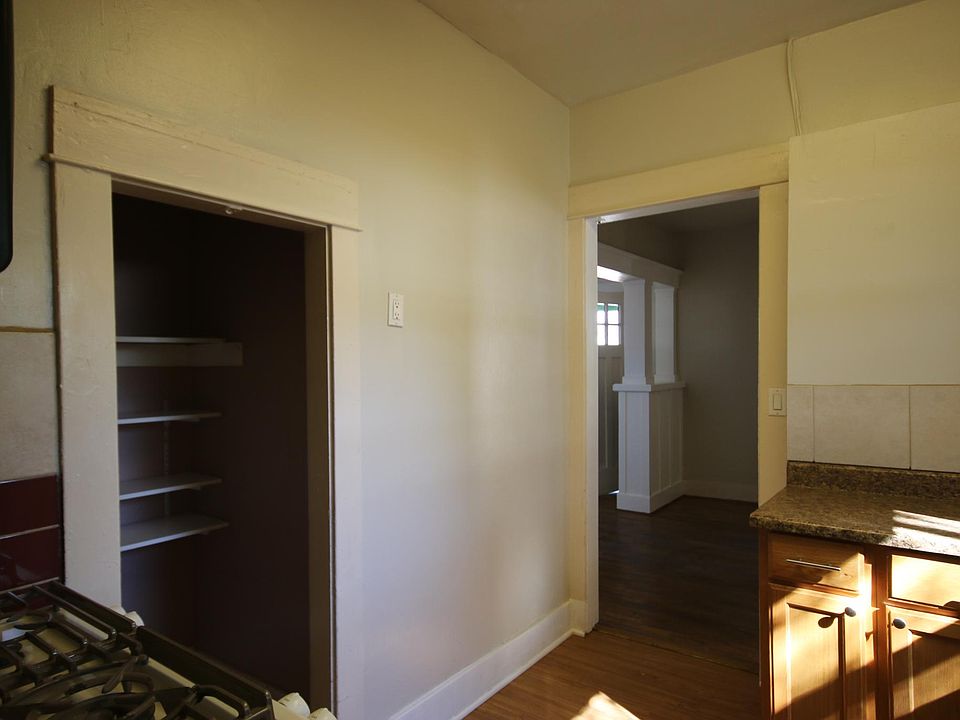 2nd image of 10 E Garfield St