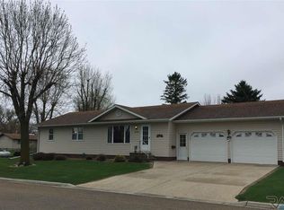 409 W 5th St, Adrian, MN 56110