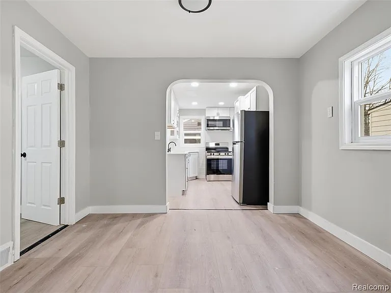 1027 E Milton Ave — Photo 13