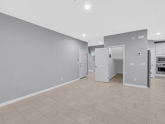 4th image of 2926 Tremont Ave