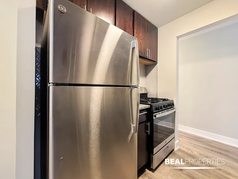 530 W Surf — Photo 10