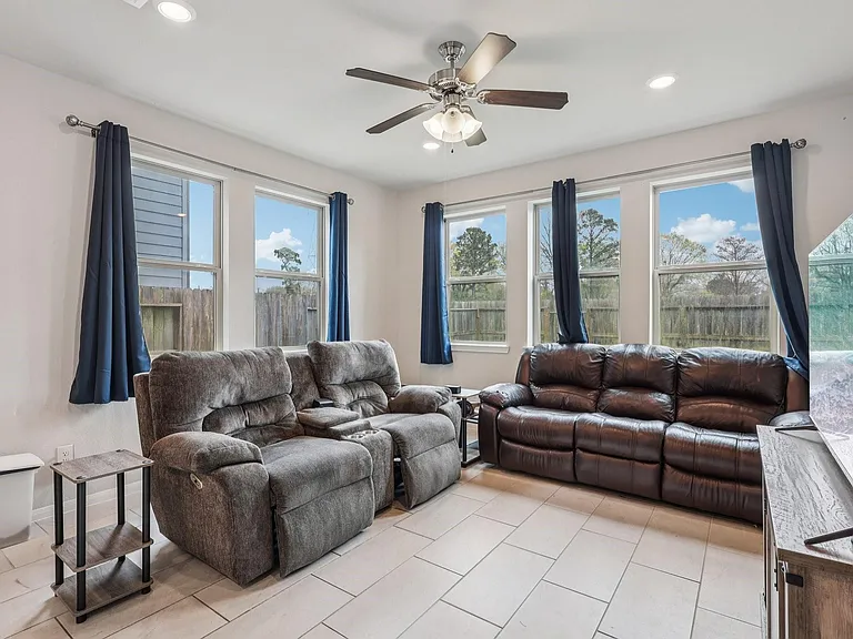 7333 Hinsdale Dr — Photo 2