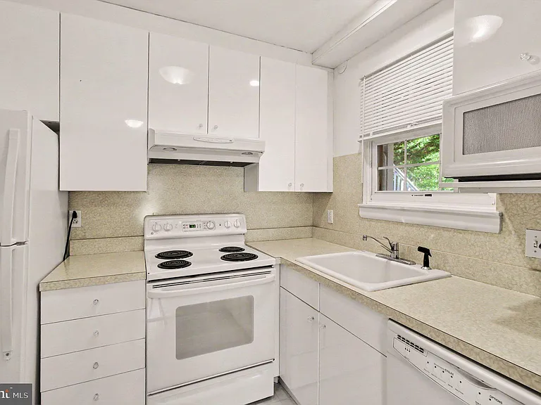 831 Jackson St #A — Photo 10