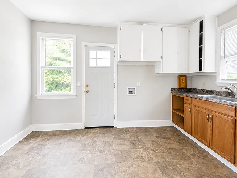 1635 Dupont Dr — Photo 4
