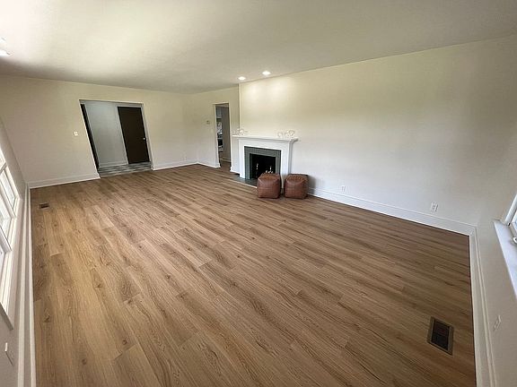 4th image of 113 Conifer Cir