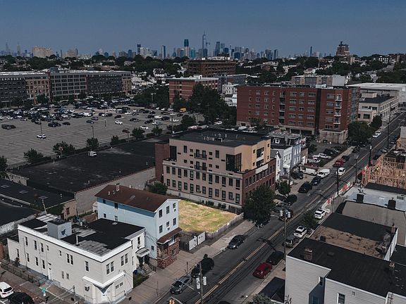 5th image of 196 Culver Ave