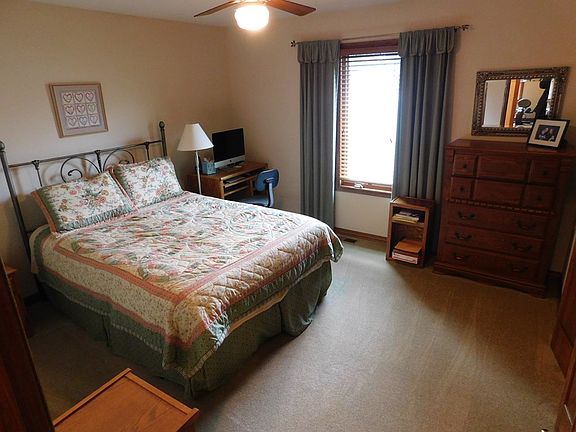 5th image of 612 Villa Dr